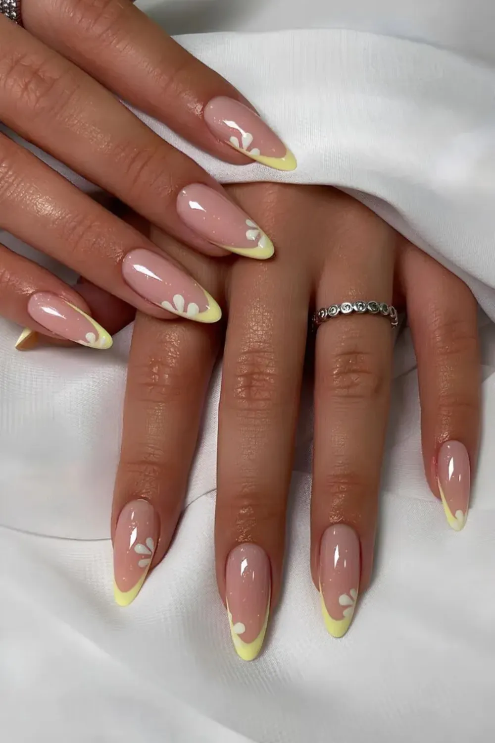 Daisy Yellow French Tips – Yellow-tipped nails decorated with white daisies.