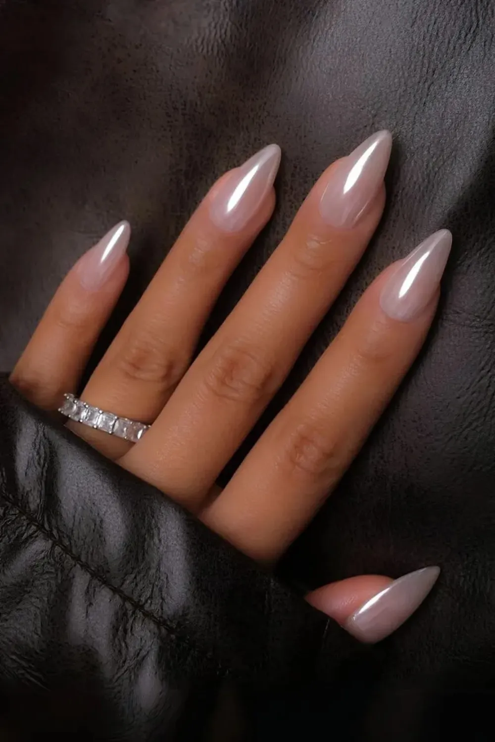 Chrome Milky White Nails – Glossy white chrome finish for a sleek look.