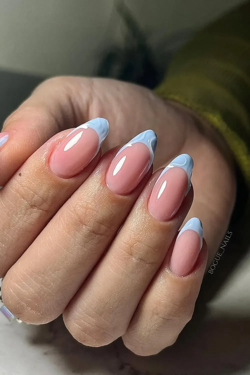 Metalic French Tip Nails for Classy Look