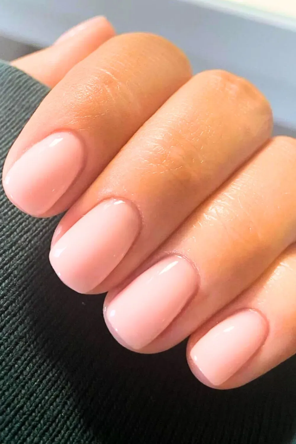  Simple and elegant clear shiny nails with a milky base, ideal for a classic look.
