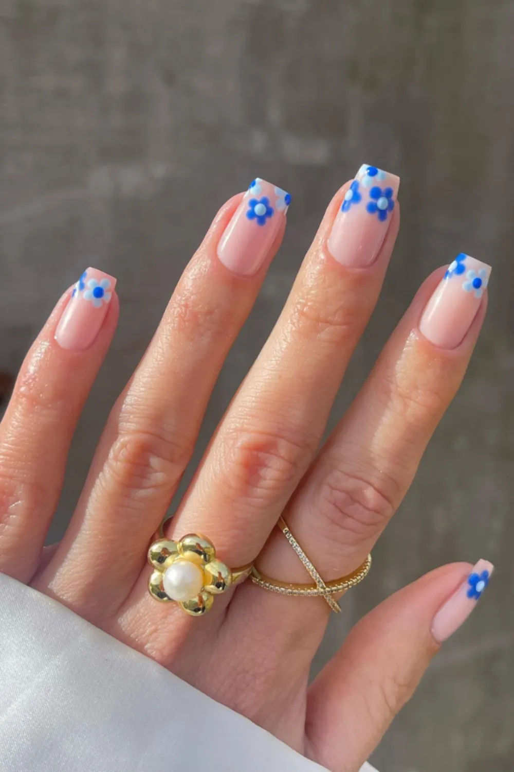 Blooming Floral Nail Art – Vibrant flower patterns on pastel nails.