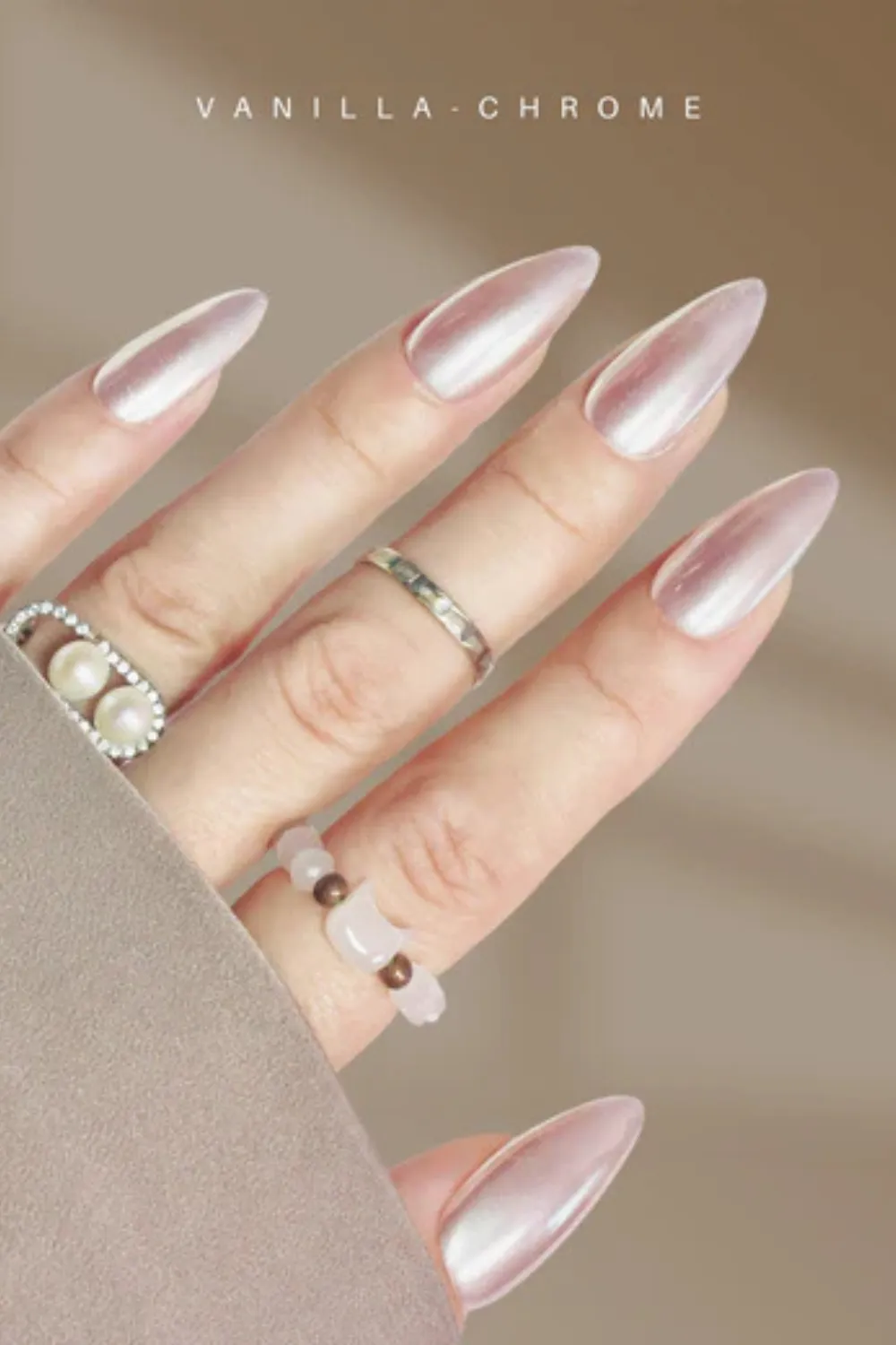 Soft vanilla chrome nail finish
Vanilla-toned chrome nails with mirror shine