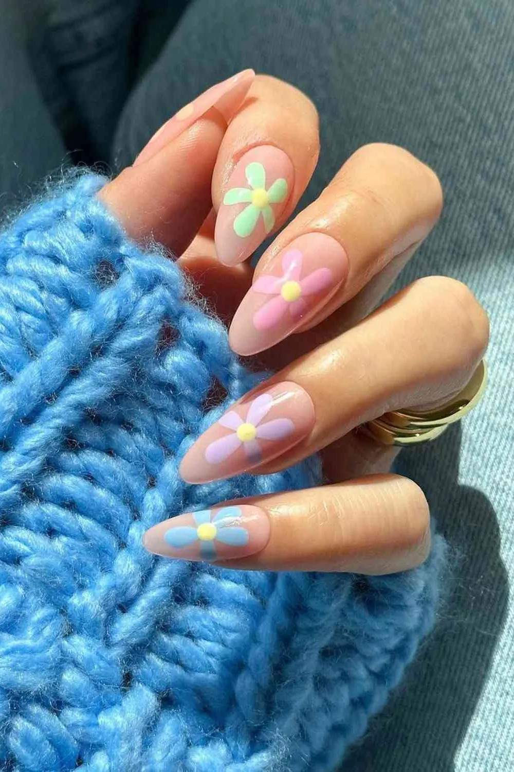 Delicate Daisy Nails – Tiny white daisies on pastel nails.