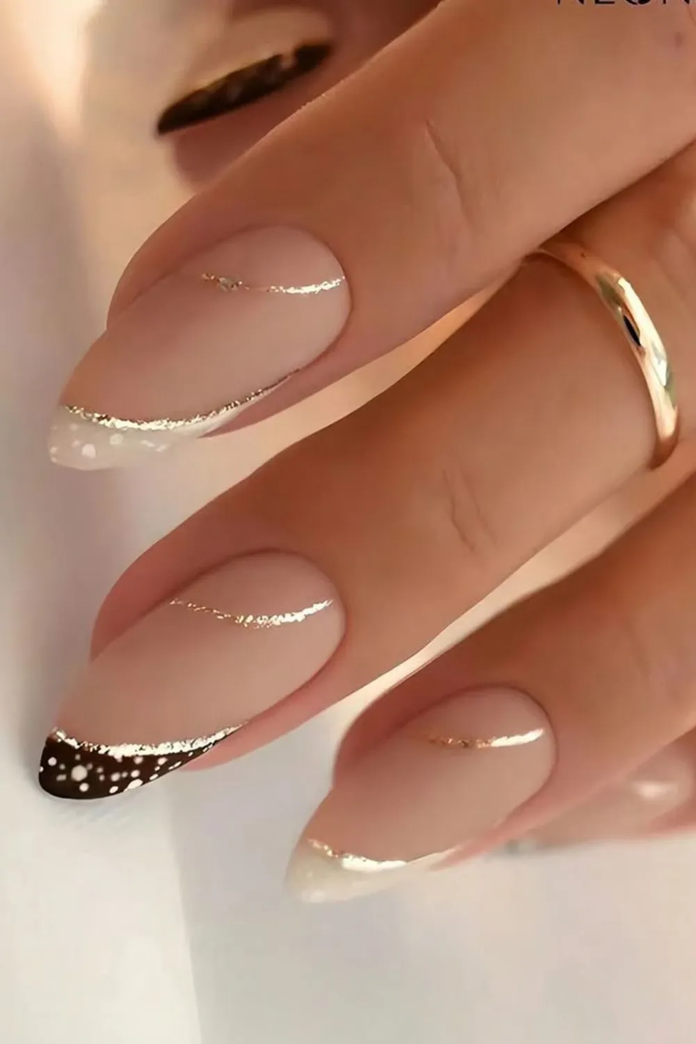 Gold Stripe Nail Design - Glamorous Minimalist Accent : Gold stripe nails showcasing modern and elegant designs.