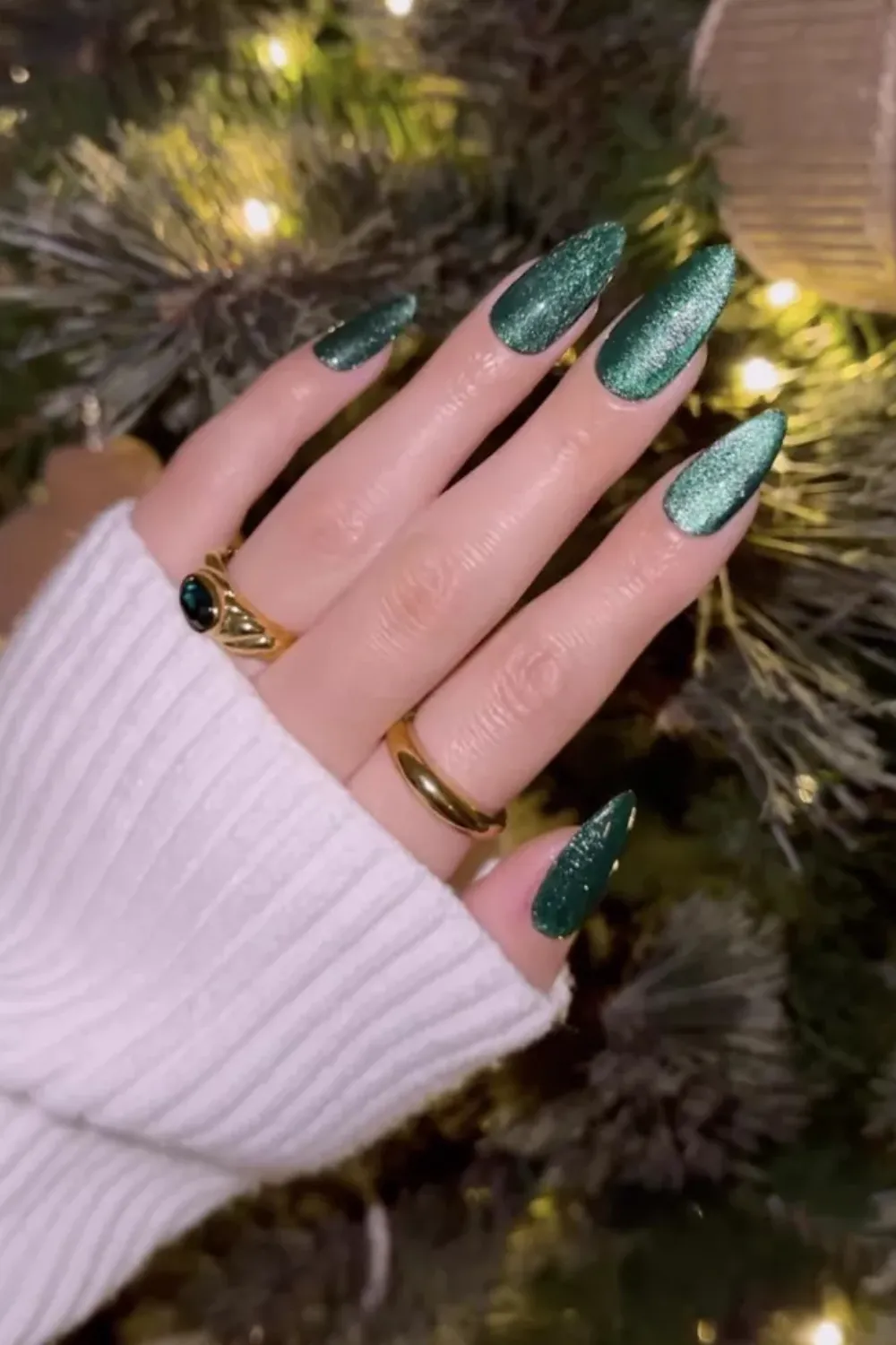 Emerald Green Cat Eye Nails - Vibrant emerald green cat eye nails with a radiant magnetic line, ideal for spring elegance.