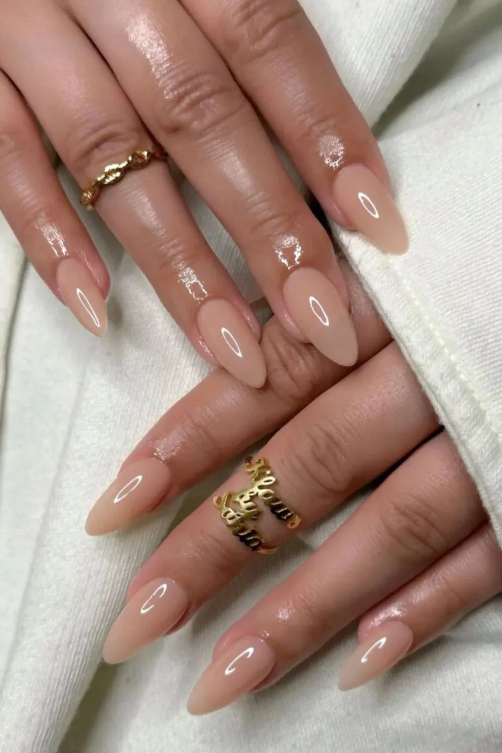 Glossy Nude Almond Nails – Natural-Look Nails With Elegant Shine