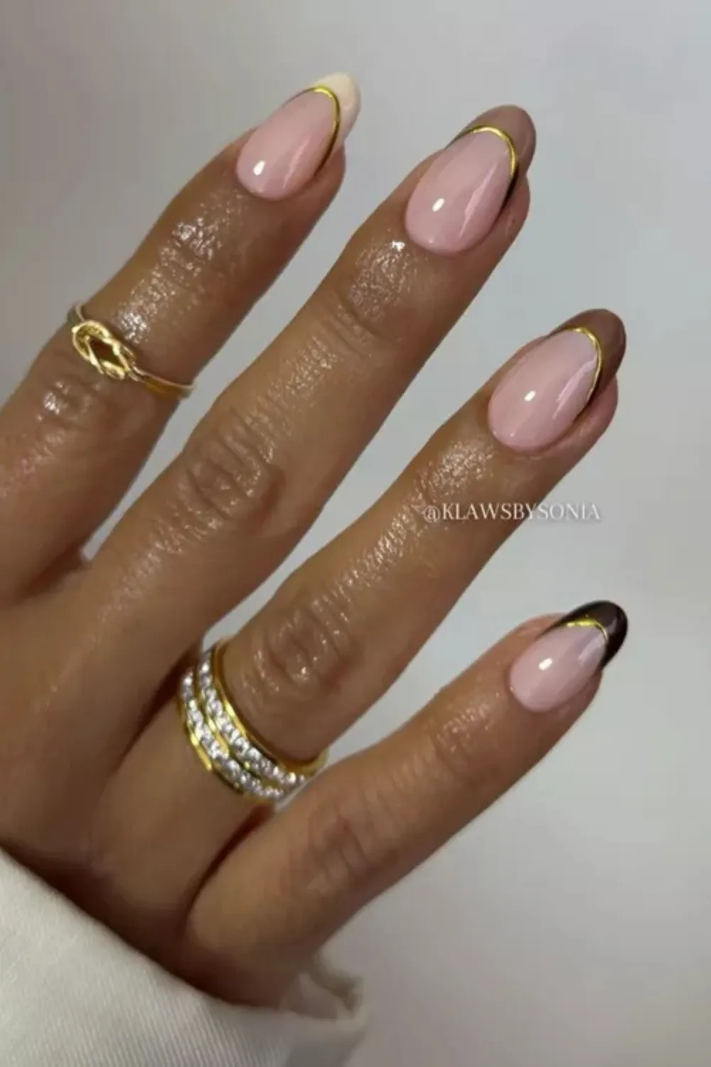 Gold Stripe Nail Design - Glamorous Minimalist Accent : Gold stripe nails showcasing modern and elegant designs.