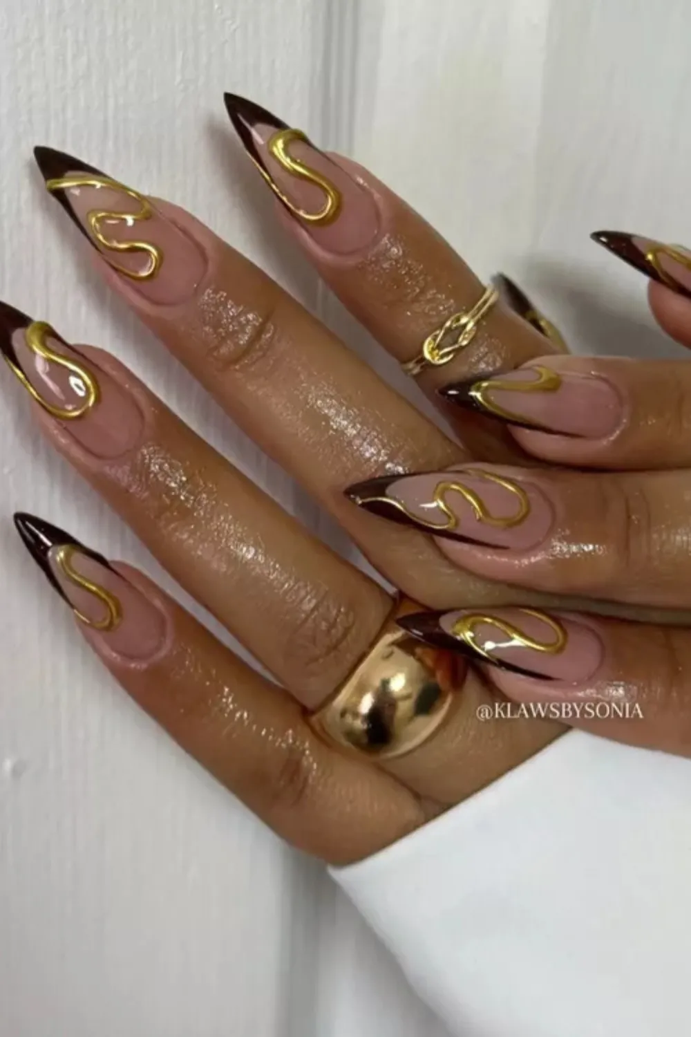 Gold Stripe Nail Design - Glamorous Minimalist Accent : Gold stripe nails showcasing modern and elegant designs.