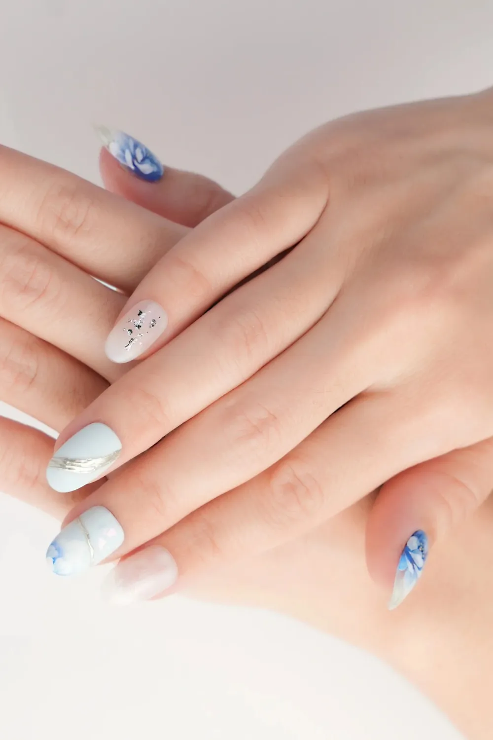 Watercolor Floral Nails – Artistic blooms with a soft watercolor effect.