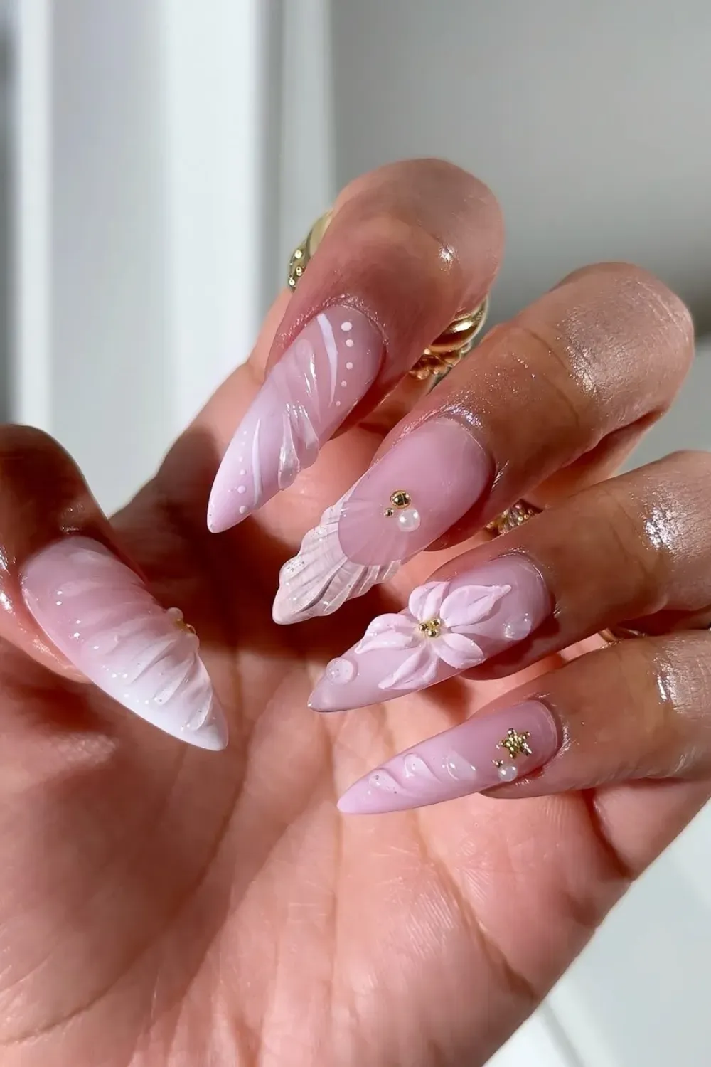 3D starfish nails adorned with glittering accents for a glamorous and luxurious beach-inspired design