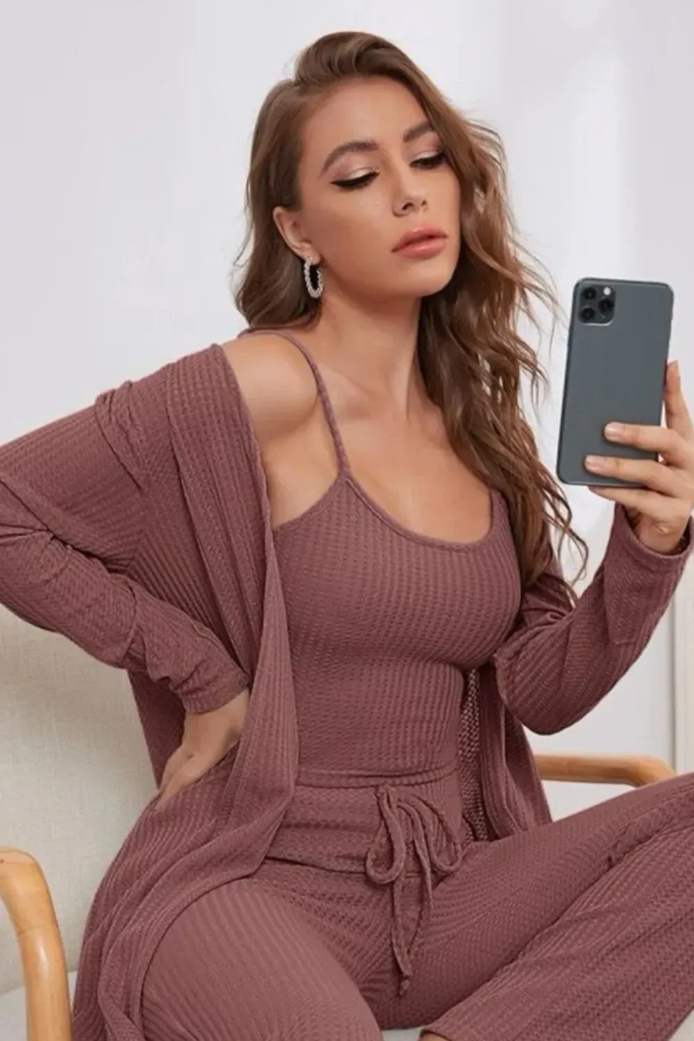 Casual Lounge Set in Soft Fabric - A woman wearing a soft, rose-colored lounge set, perfect for comfort and style