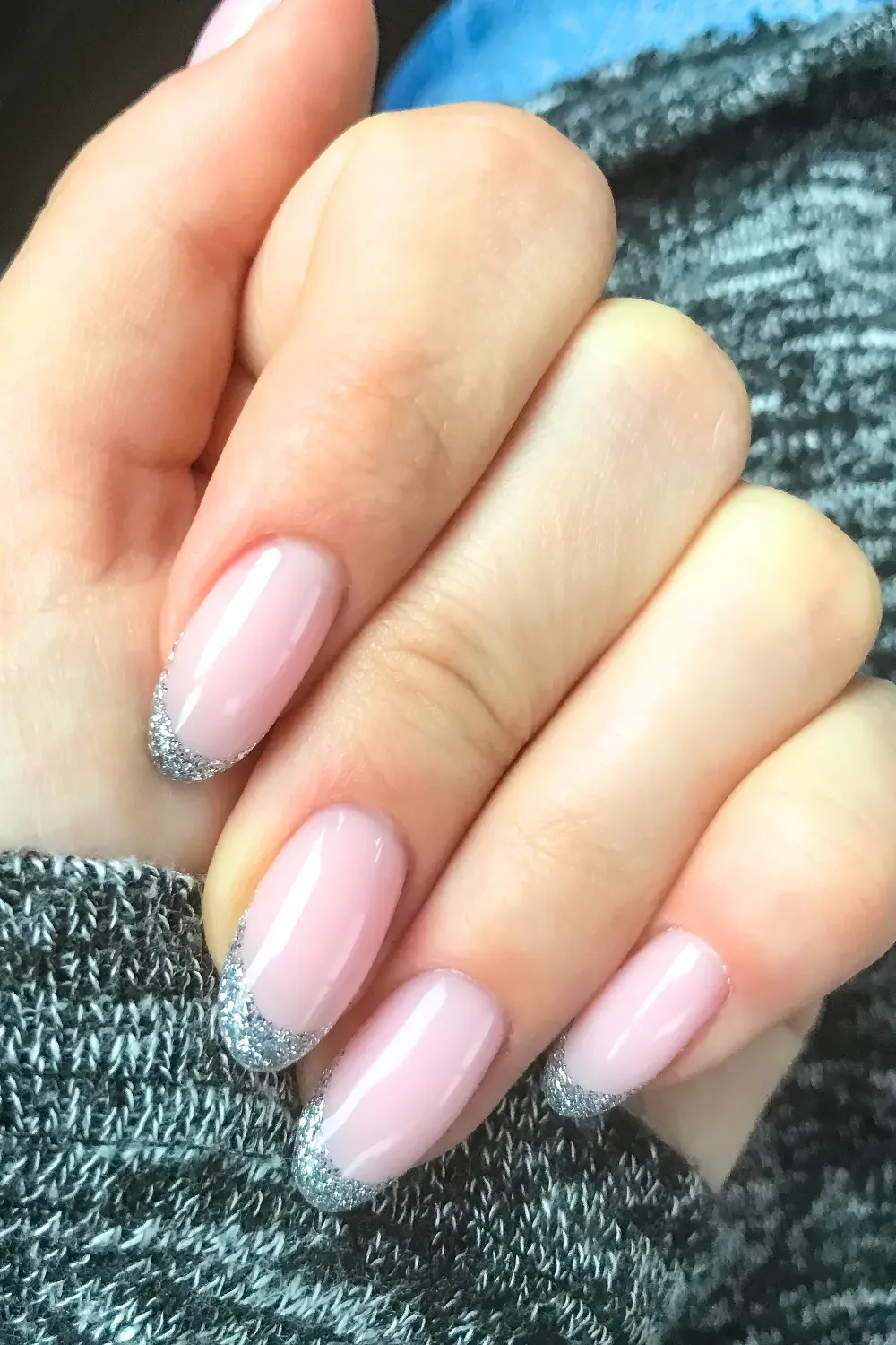 Sparkling Silver French Tips – Silver-edged French tips with a sparkling finish