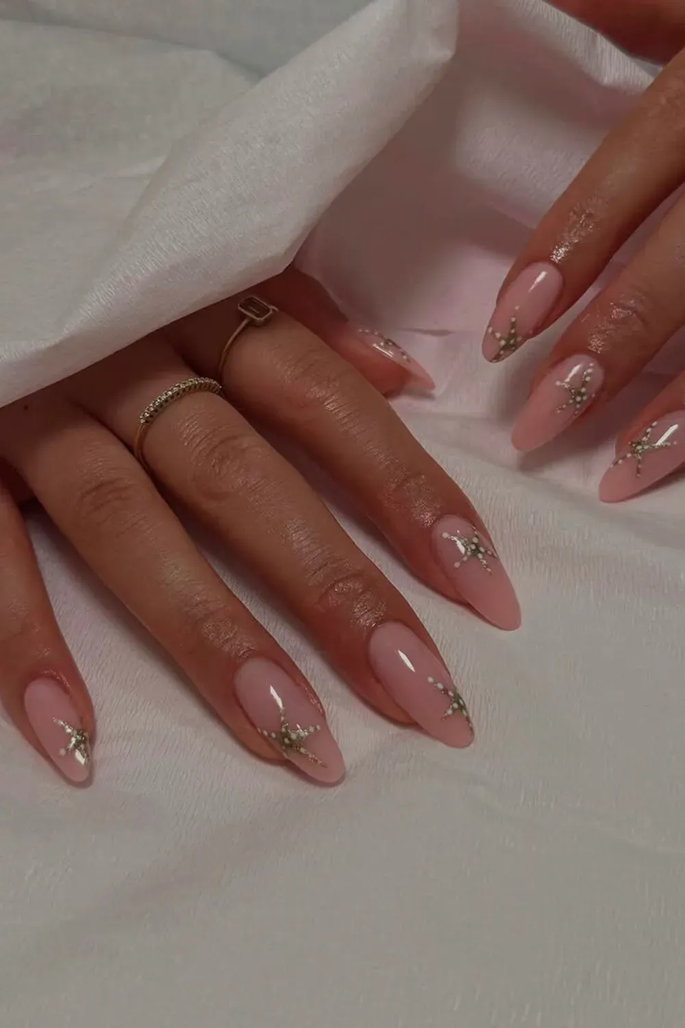 Elegant starfish nails adorned with shells and pearl accents for a refined beach-inspired manicure