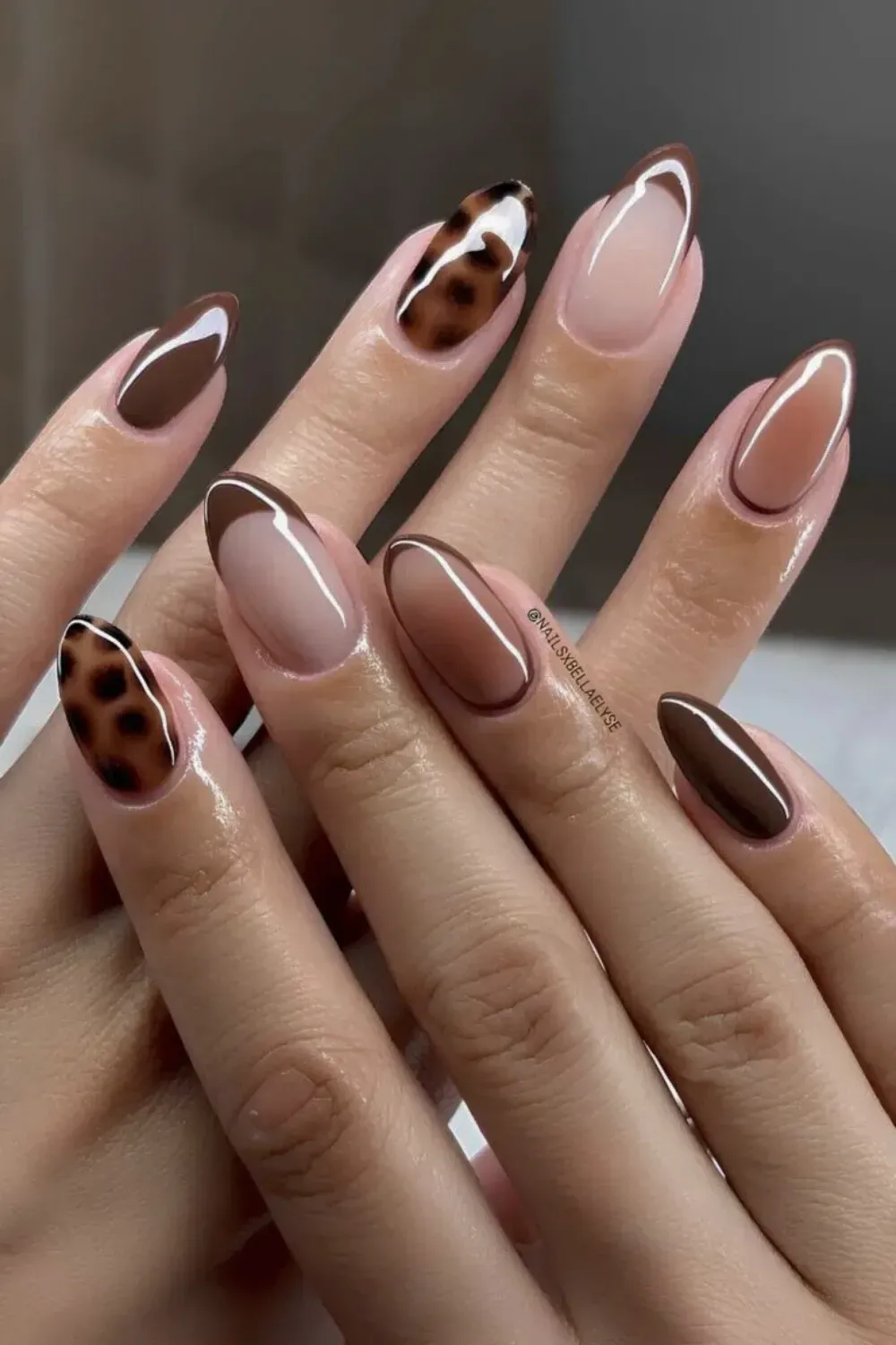 Brown, amber, and black patterned nails in tortoiseshell style