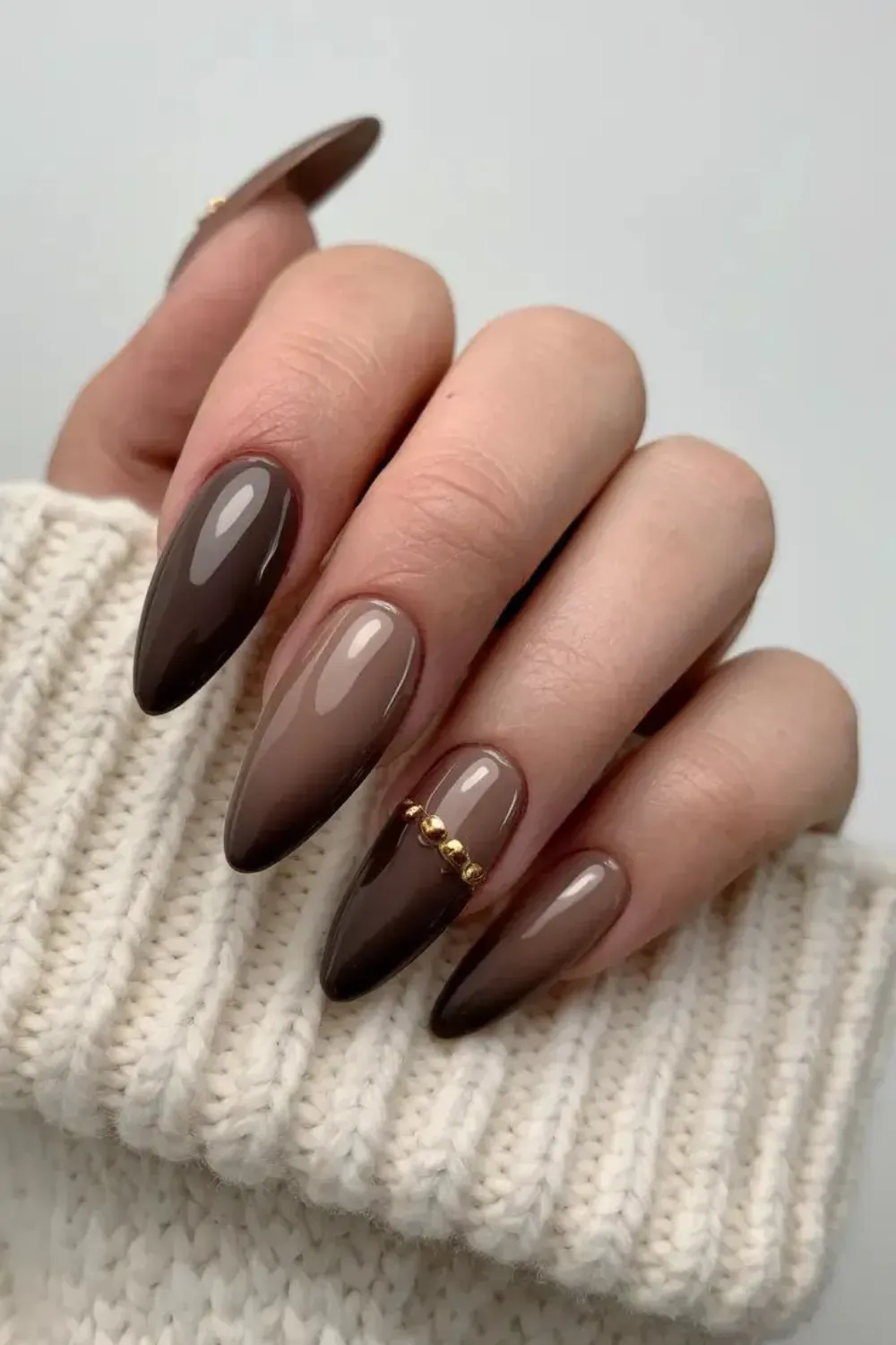 Elegant brown ombre nails with gold accents, perfect for a chic and stylish fall manicure