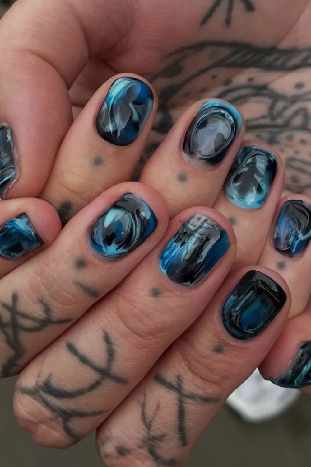 Black & White Curls Halloween Nail Art - Simple black and white curling pattern nails for a chic Halloween look