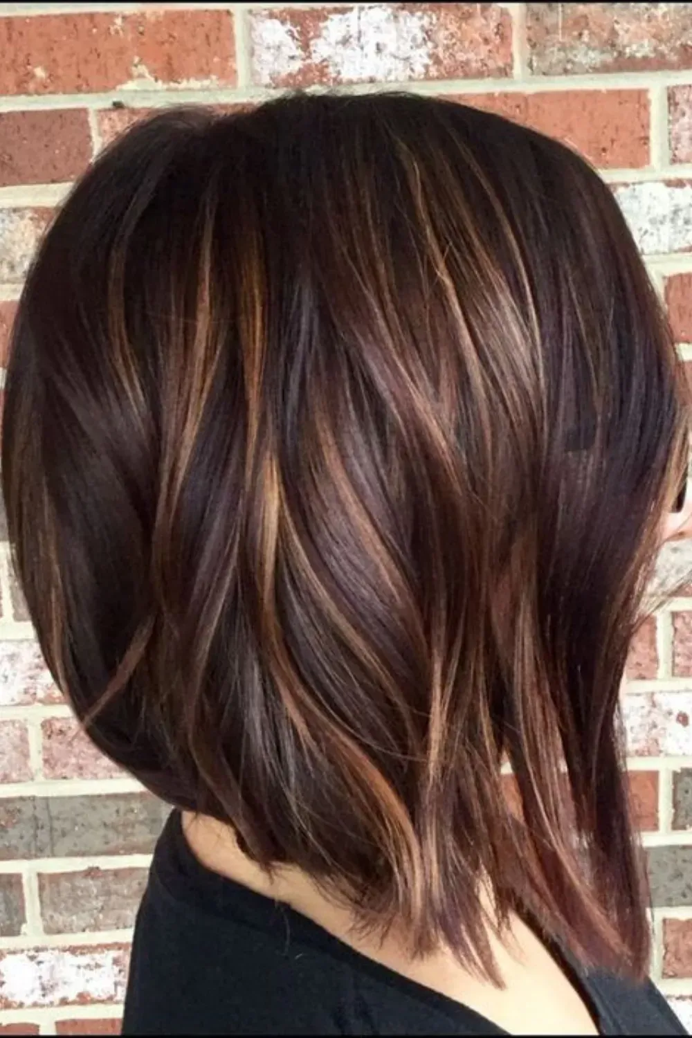 Auburn Partial Highlights on Angled Lob	Side view of a textured, angled lob with partial auburn caramel highlights.