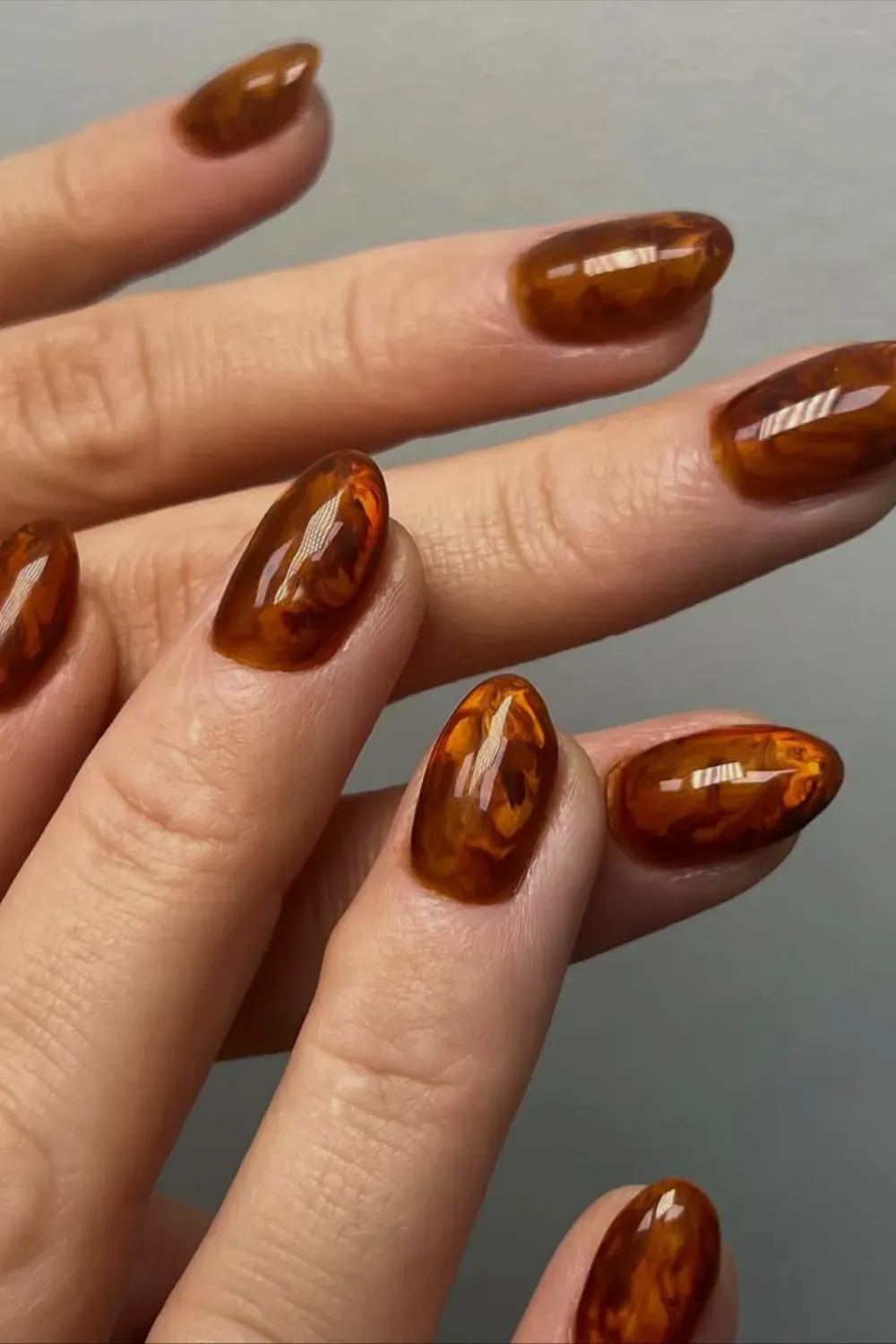 Short amber and brown tortoiseshell pattern created with magnetic polish.