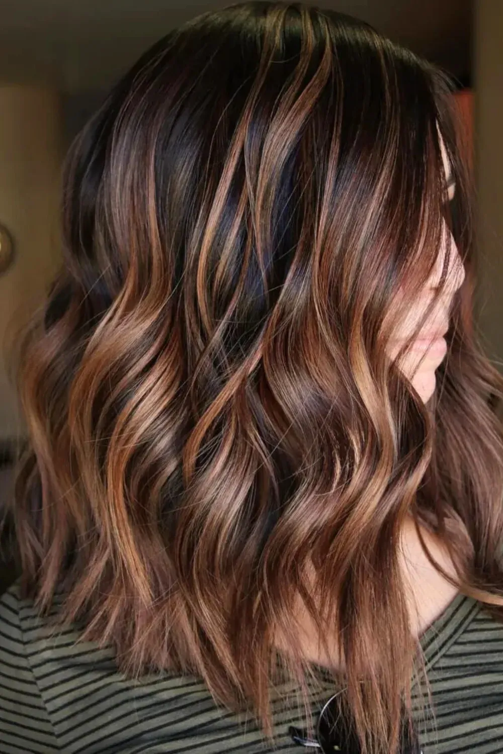 High-Contrast Streaks on Textured Lob	Side view of a textured lob saturated with rich, copper-toned caramel highlights for dramatic movement.