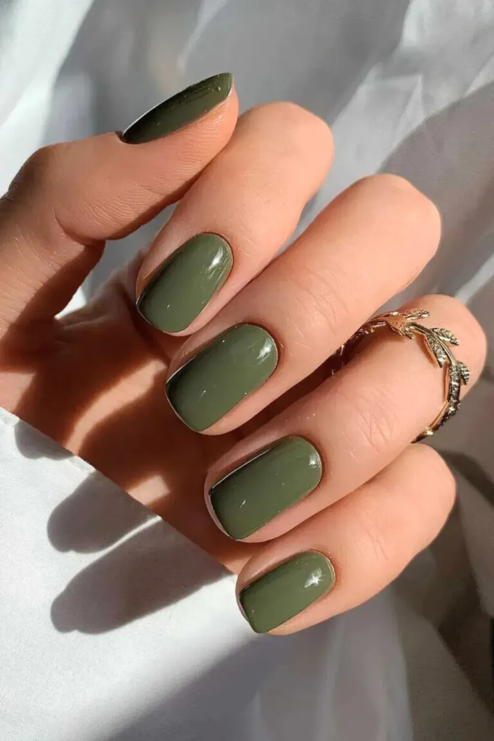 Solid Glossy Hunter Green Square Nails - Medium square nails painted a rich, solid, glossy hunter green color.
