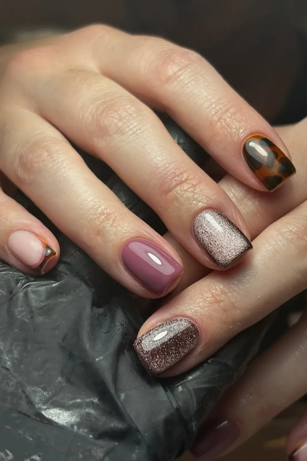 Fall mix manicure on short nails with tortoiseshell and rose gold glitter cat eye