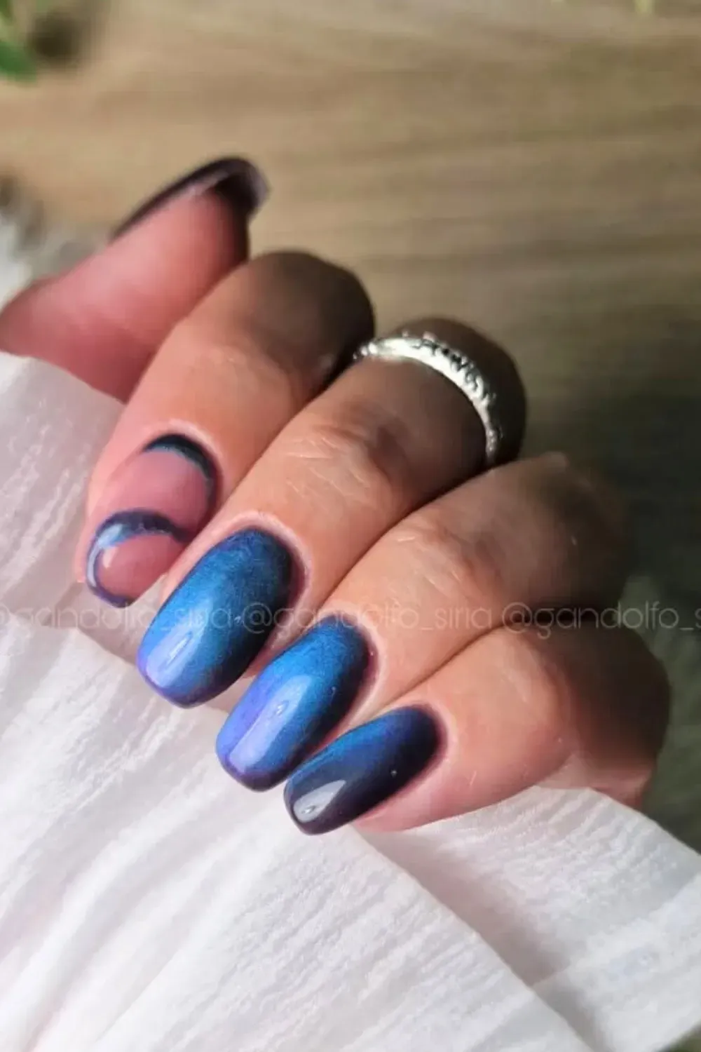 Blue to purple shifting magnetic nails with abstract aura swirls on short length