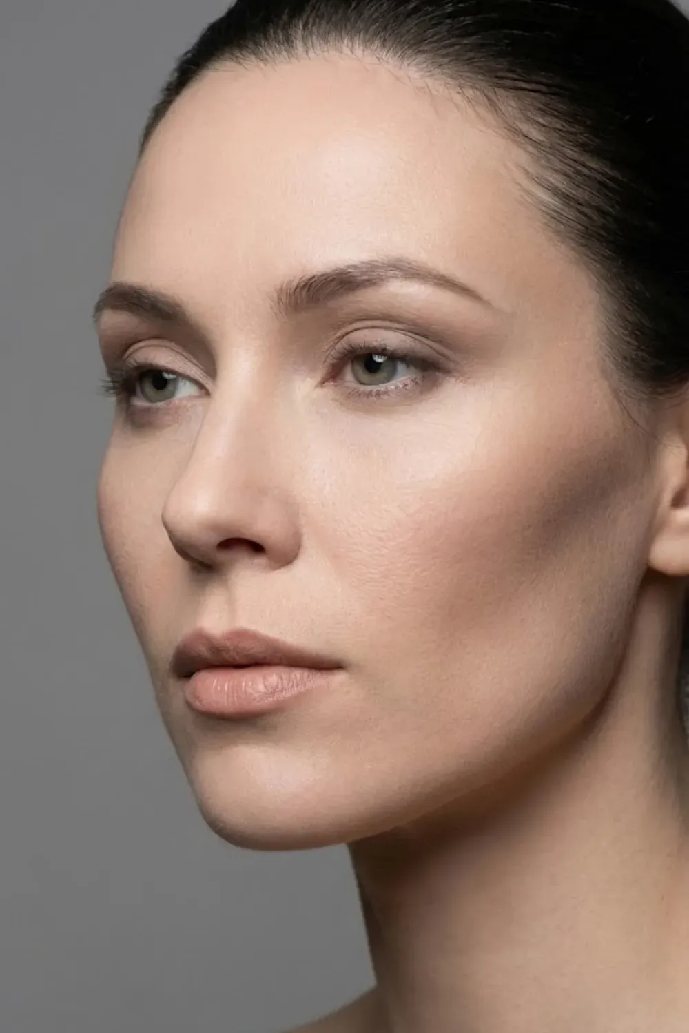 Soft Sculpted Neutral Face Makeup - Soft sculpted neutral makeup on white skin
