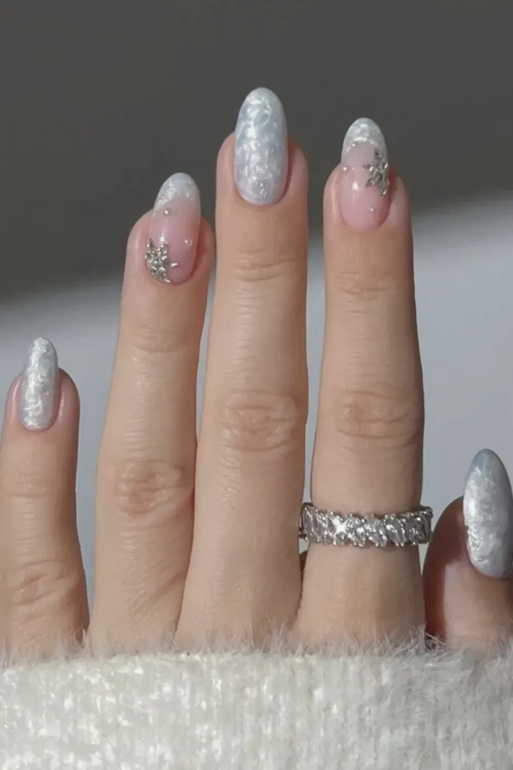 40 White Christmas Nail Ideas for 2025 (Snowflake, Glitter & Winter Chrome)