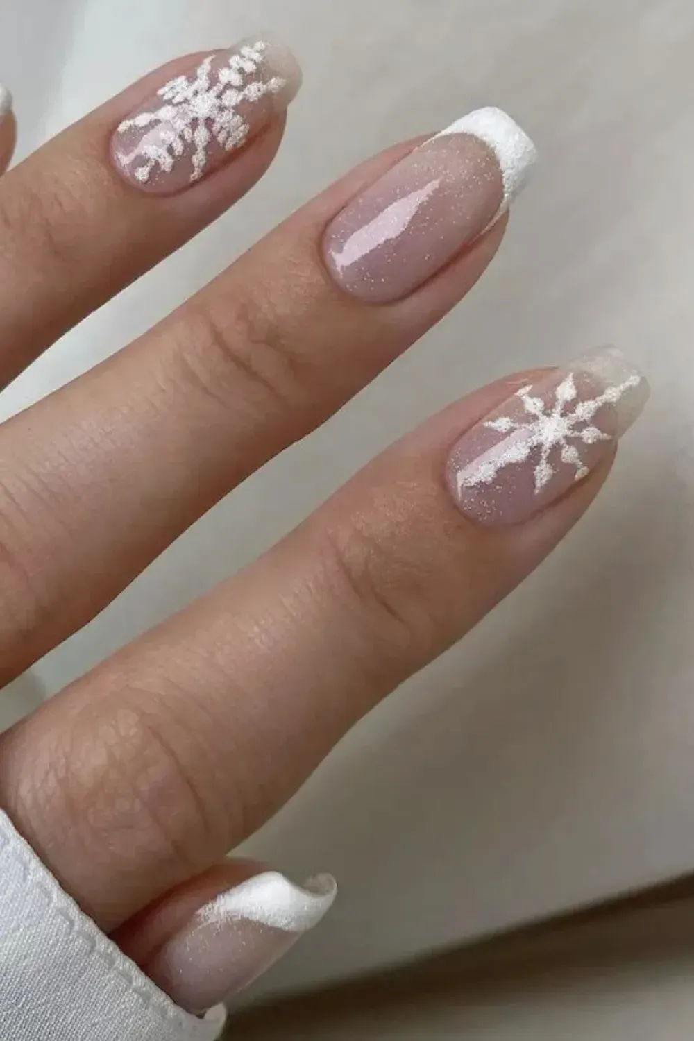40 White Christmas Nail Ideas for 2025 (Snowflake, Glitter & Winter Chrome)