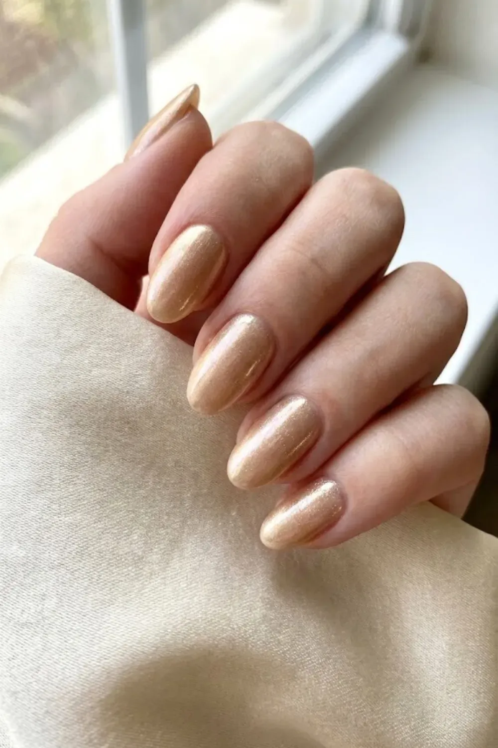 Shimmering Champagne Gold – Metallic gold shimmer gel nails almond shape party