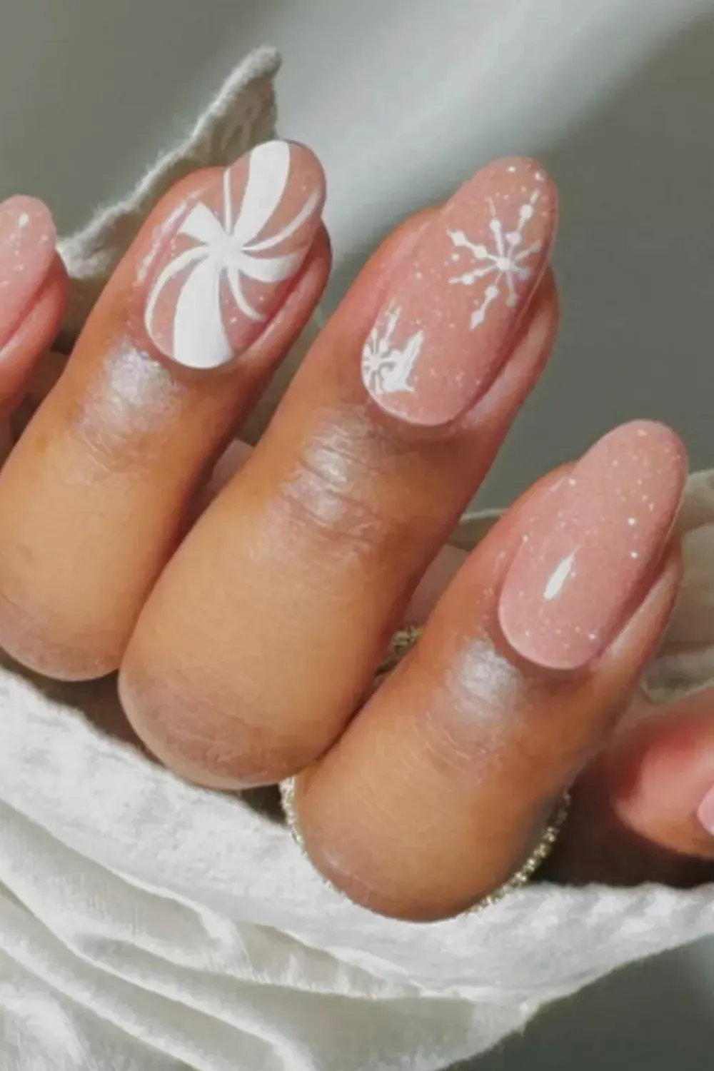40 White Christmas Nail Ideas for 2025 (Snowflake, Glitter & Winter Chrome)