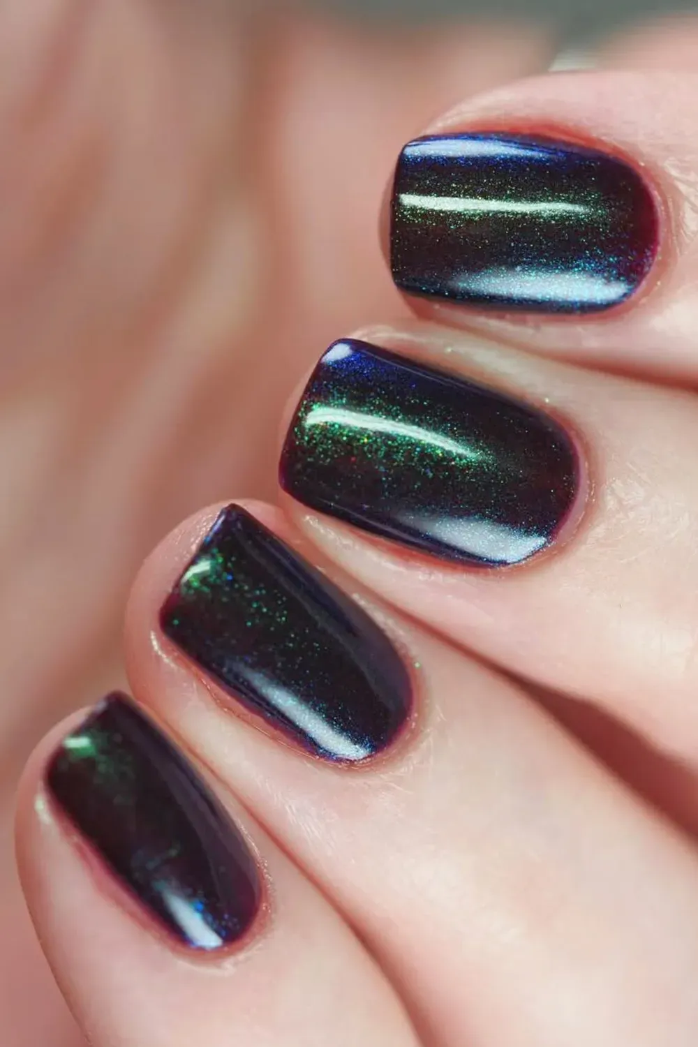 Black and Green Chrome Shift	Dark nails shifting between black and green chrome