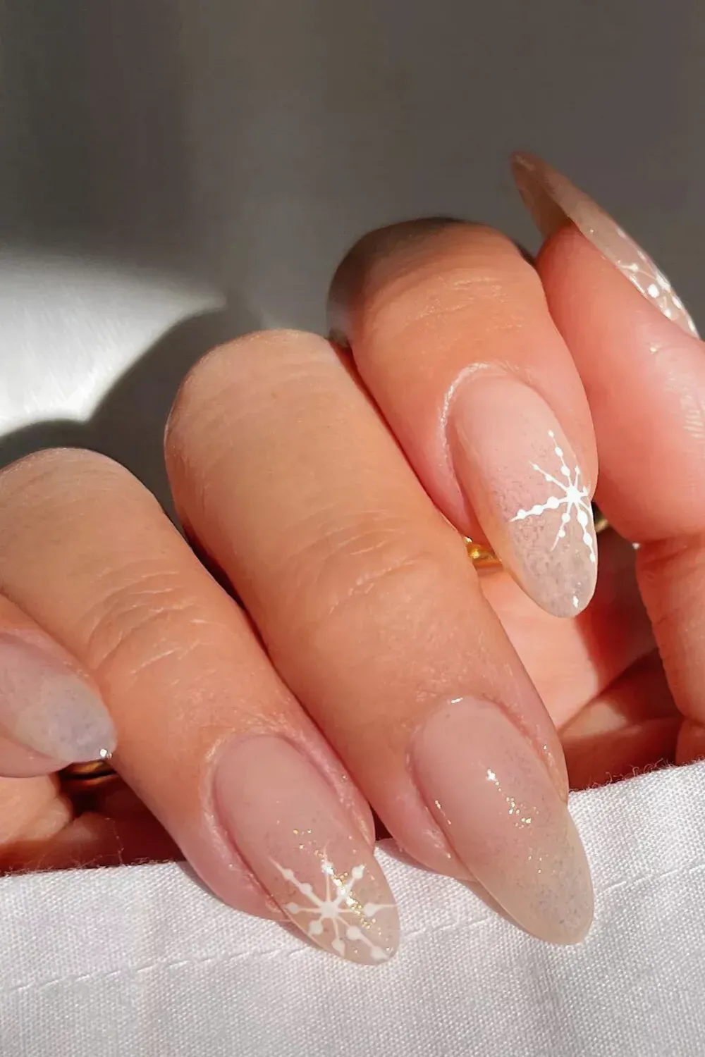 40 White Christmas Nail Ideas for 2025 (Snowflake, Glitter & Winter Chrome)