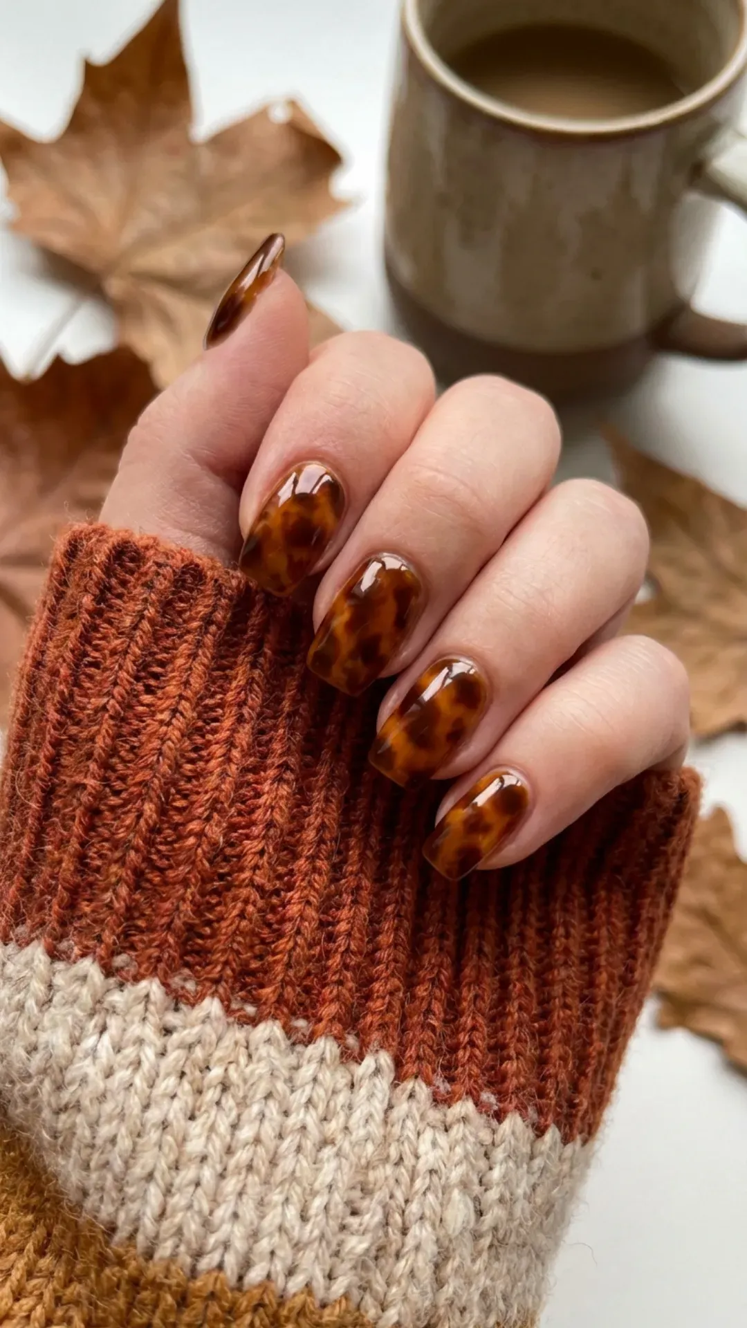 Brown tortoiseshell gorgeous nails, glossy fall aesthetic