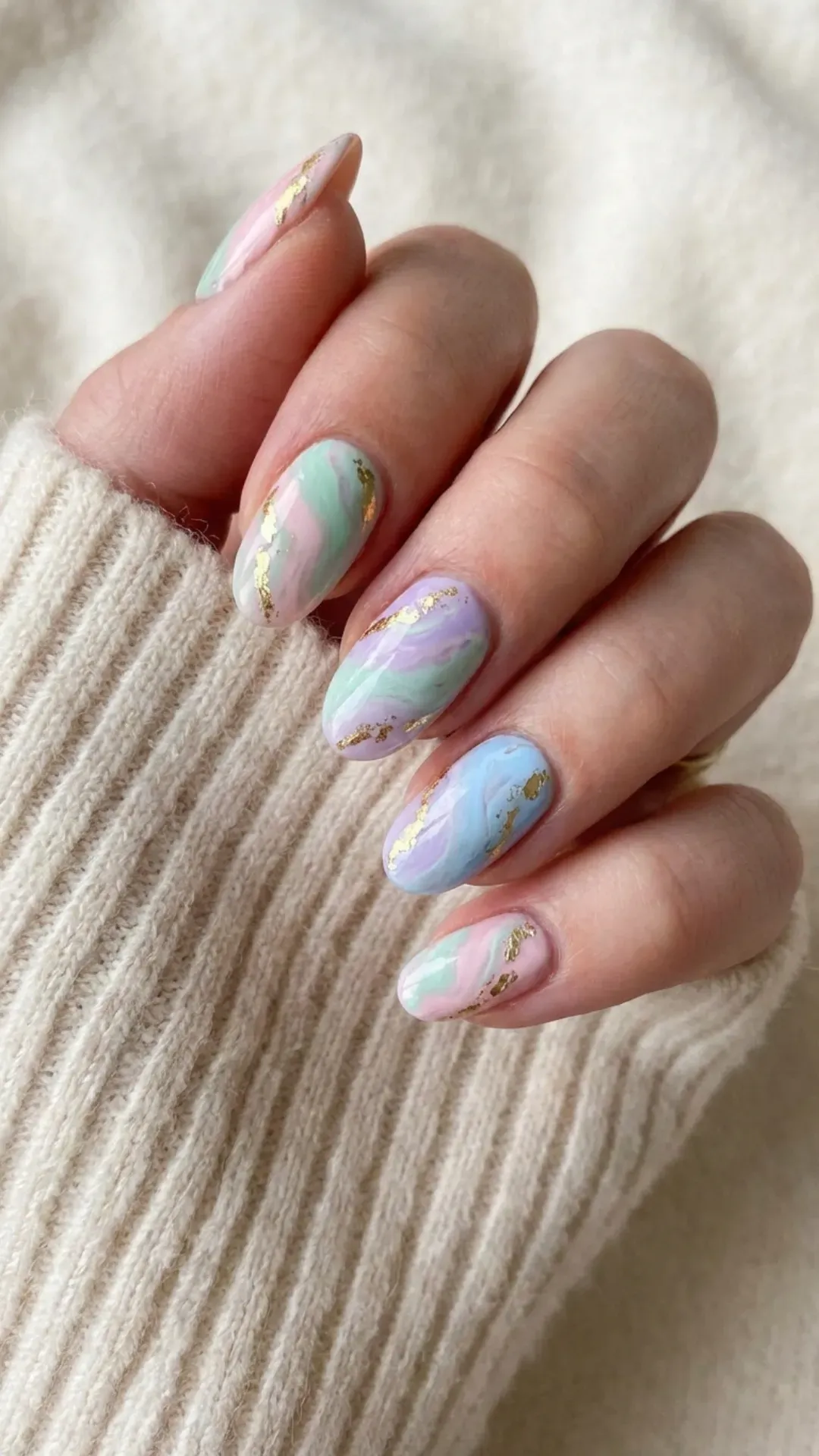 marble pastel March nails in soft spring tones