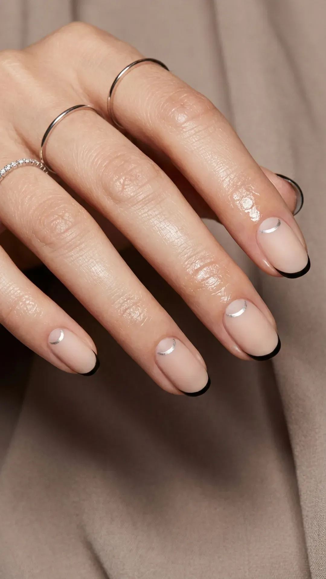 Black nails with silver geometric outlines, blending sophisticated elegance with contemporary design for a luxury appearance.