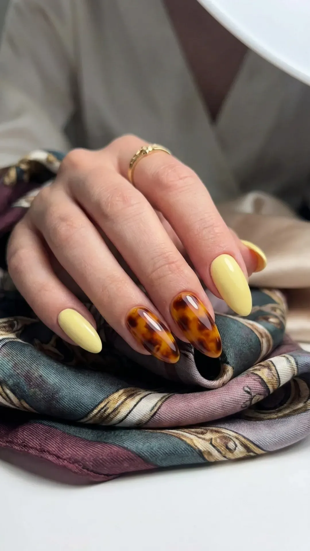 Trendy manicure mixing solid butter yellow and tortoiseshell art VANSWEG.COM