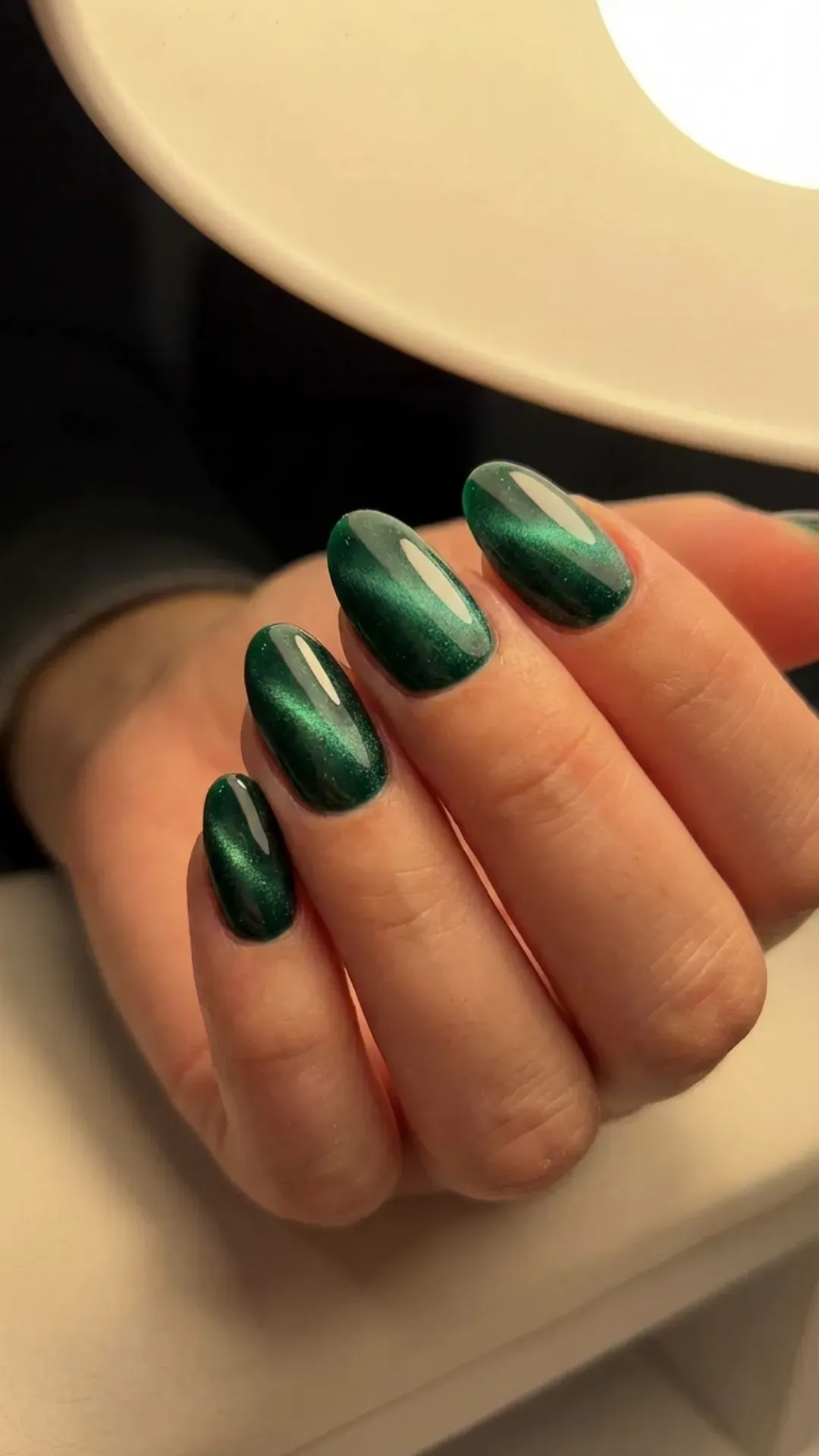 Cat eye emerald green nails with magnetic shimmer effect