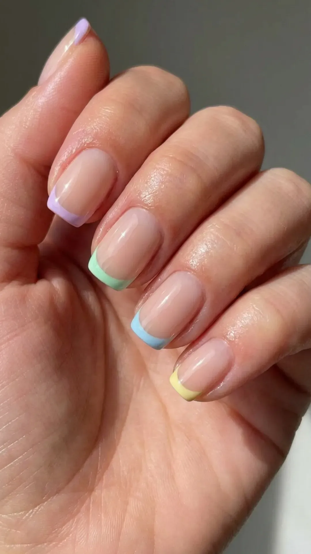 Short square nails with alternating pastel micro French tips VANSWEG.COM