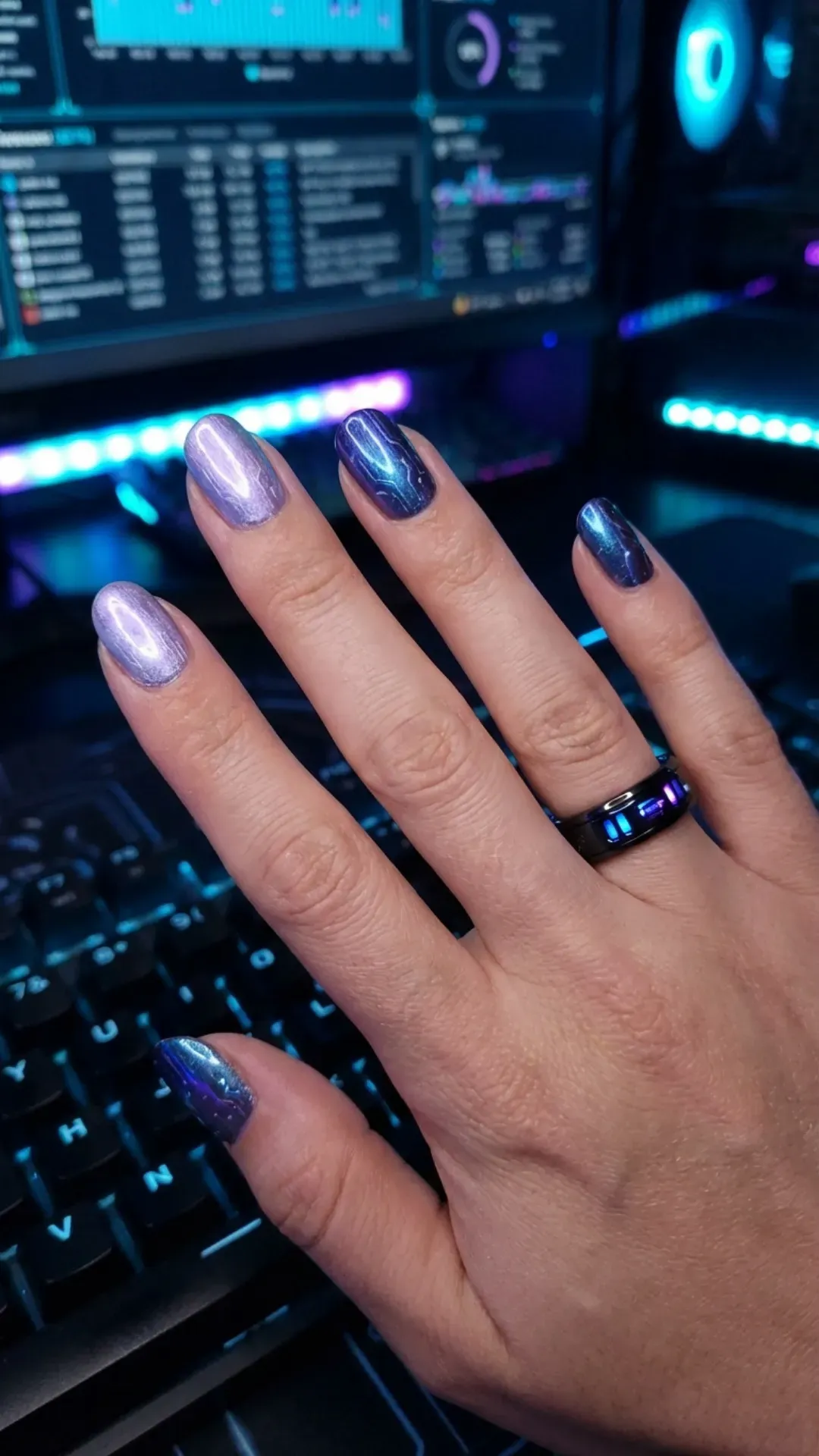 Thermal gel nails shifting between digital lavender and deep blue VANSWEG.COM