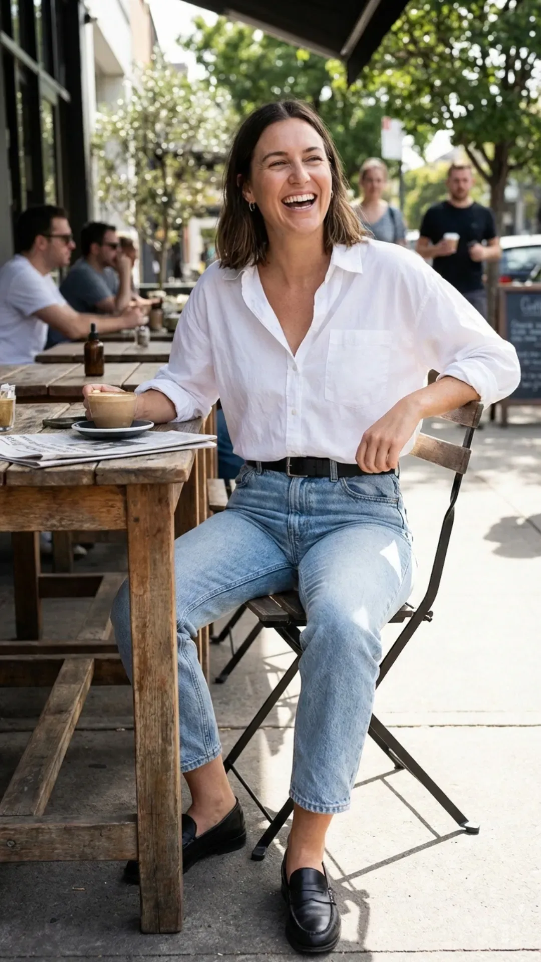  White button-down shirt and mom jeans for a classic everyday outfit.