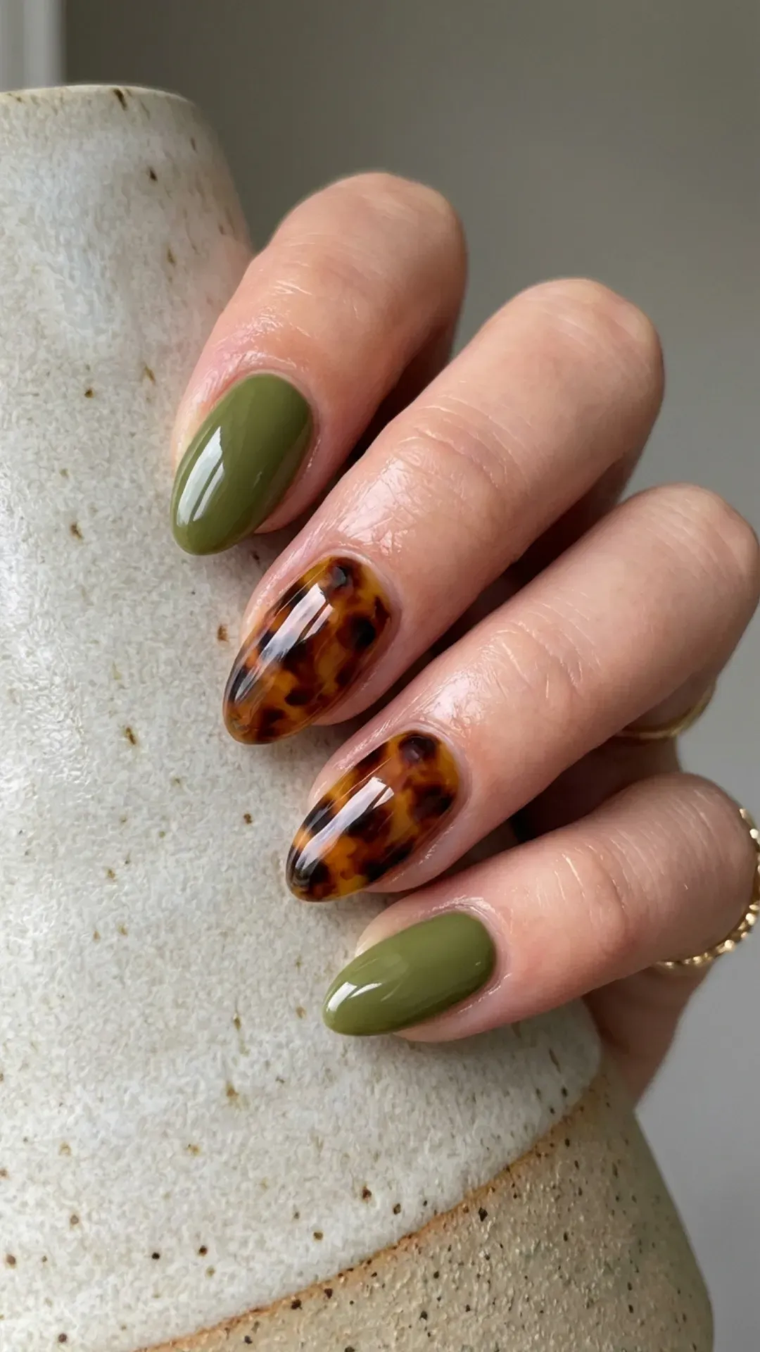 Manicure mixing solid olive green and tortoiseshell nail art VANSWEG.COM