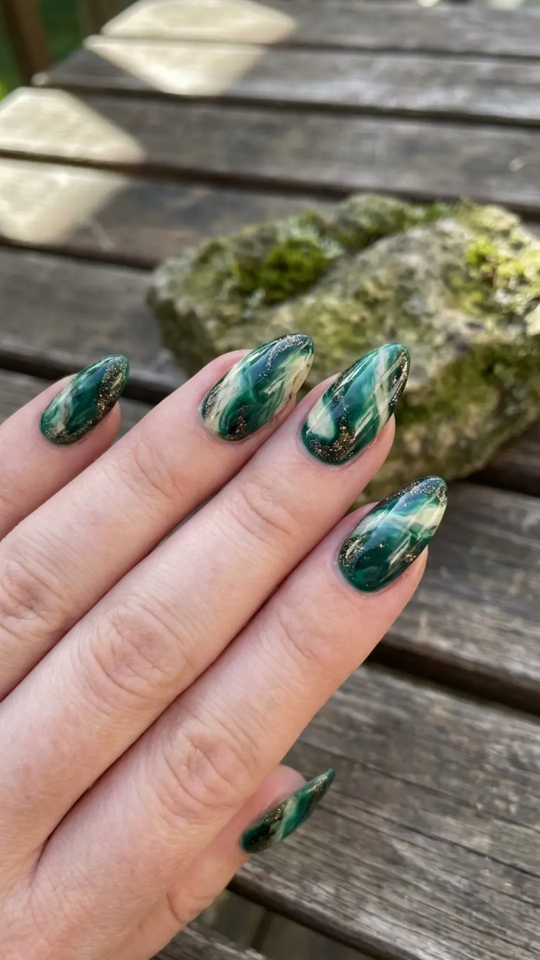 Elegant emerald green marble nails with wavy patterns, reflecting a sophisticated and earthy style.