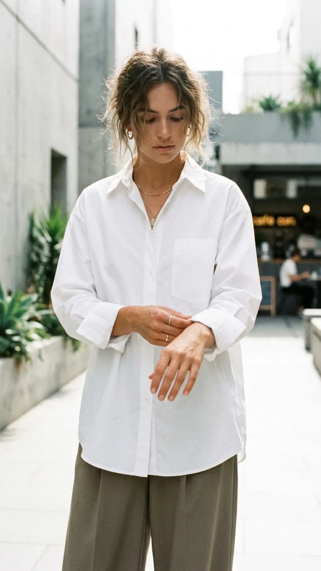  Effortlessly cool oversized Cloud Dancer white poplin shirt.