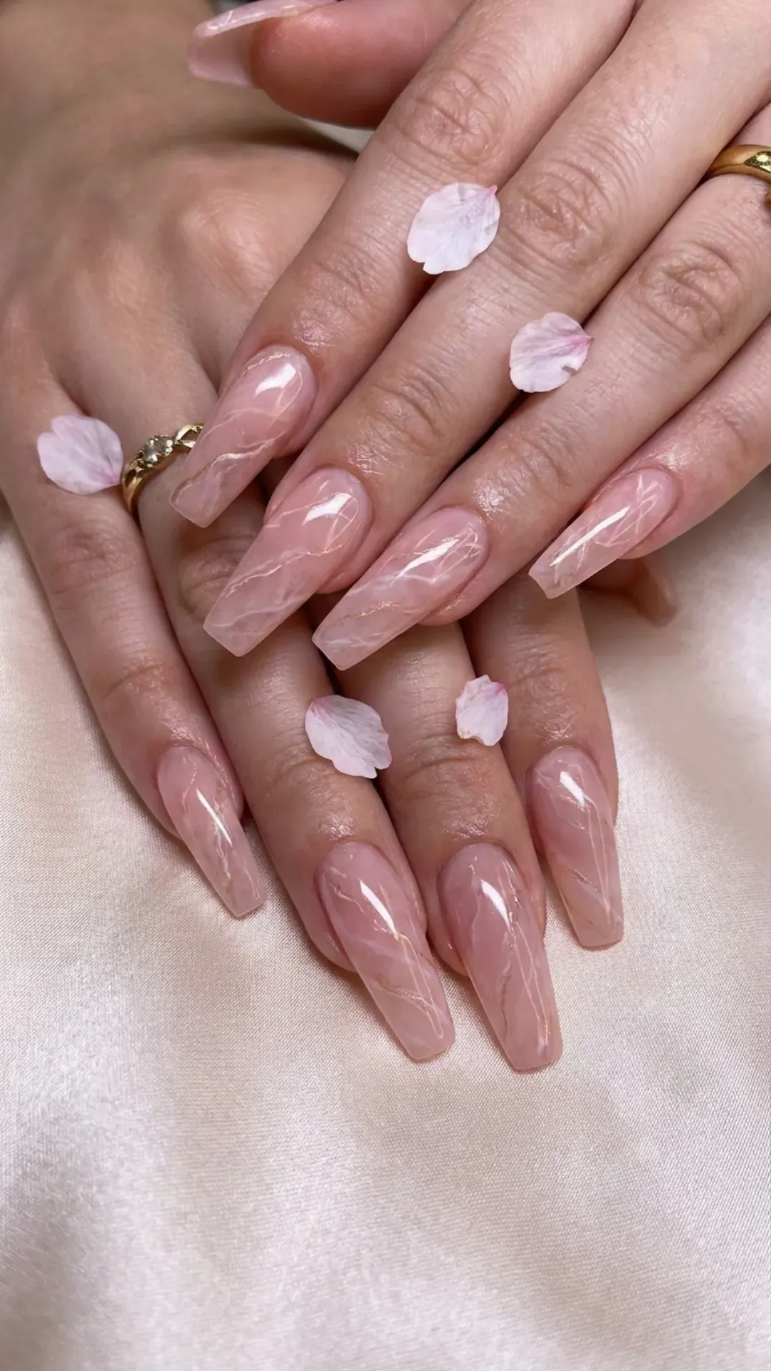 Soft pink coffin nails with a delicate marble effect, creating a subtle yet intricate pattern that mimics natural stone, perfect for a gentle and refined spring look