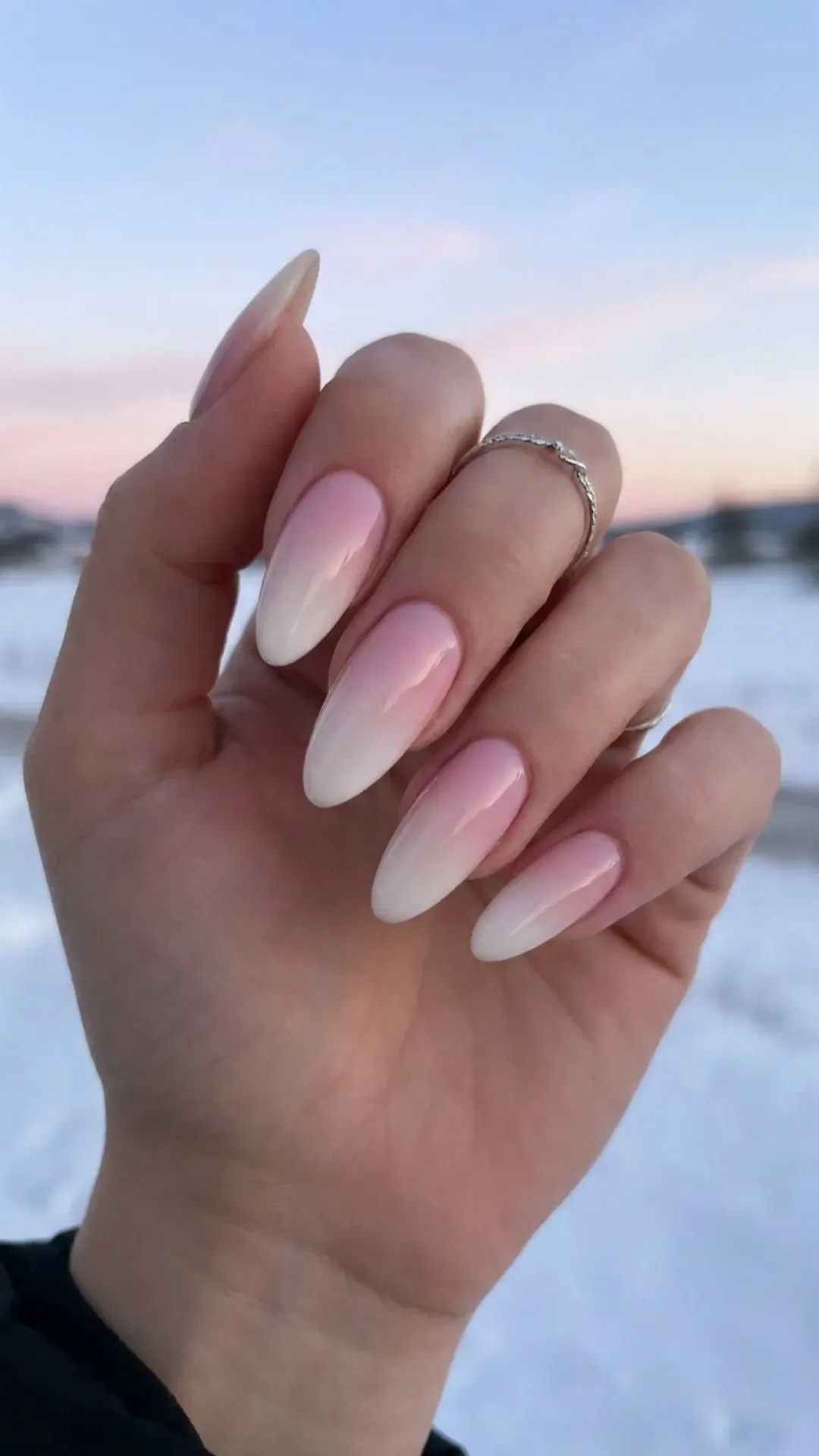 These glossy nails feature a graceful pink and white gradient, mimicking the soft fade of winter skies at dusk, finished with a high-shine topcoat for a smooth and polished look.