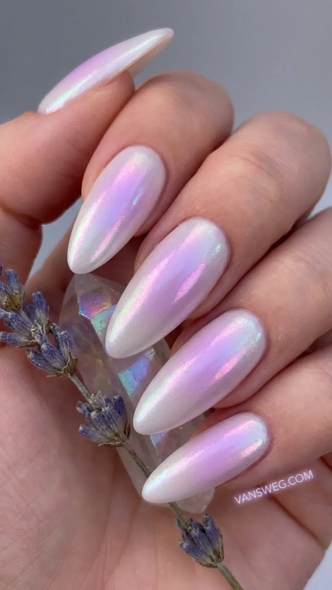  pastel lilac aura nails with a glowing opalescent chrome finish by VANSWEG.COM