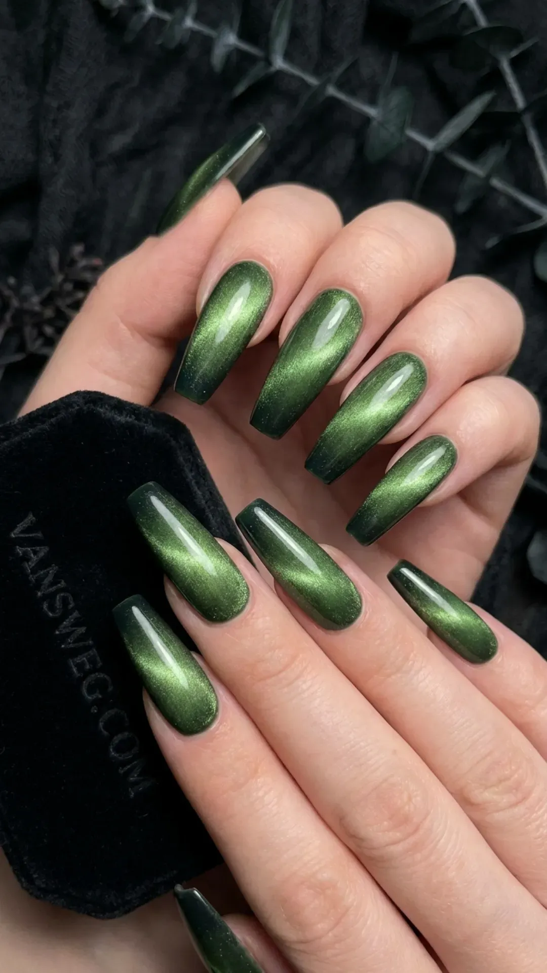 deep glowing matcha aura magnetic cat-eye nails by VANSWEG.COM