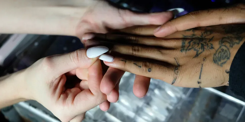 10 Fresh Medium-Length Nail Designs for a Modern Spring 2025 Look